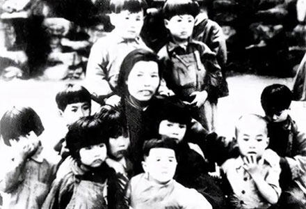 百个孩童齐喊“丑妈妈”，这位不拿枪、不带兵的女战士，赢得了所有人的尊重！