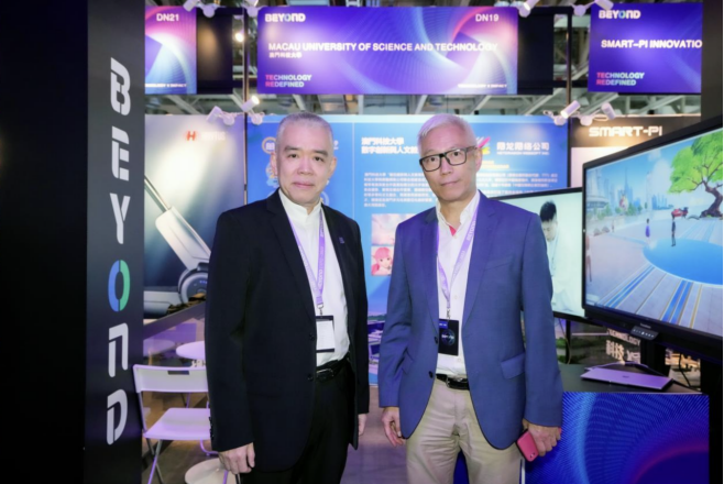 澳门科技大学唐嘉乐副校长（左）与澳门科学技术发展基金行政委员会陈允熙主席（右）合影